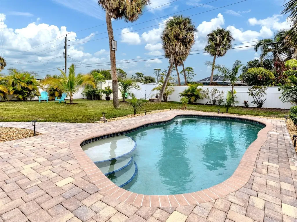 825 Nokomis Avenue S Venice FL 34285