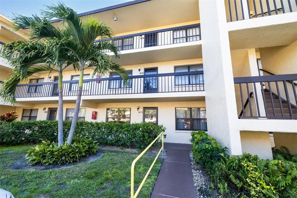 425 30th Avenue W Bradenton FL 34205