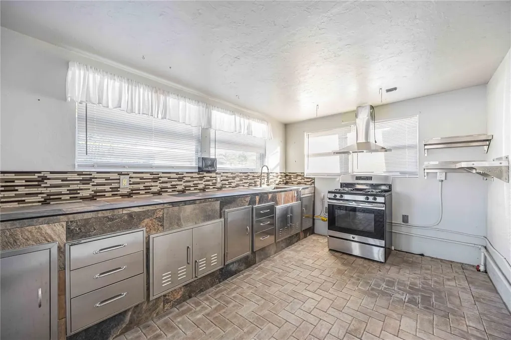 925 NE 4th Avenue Cape Coral FL 33909