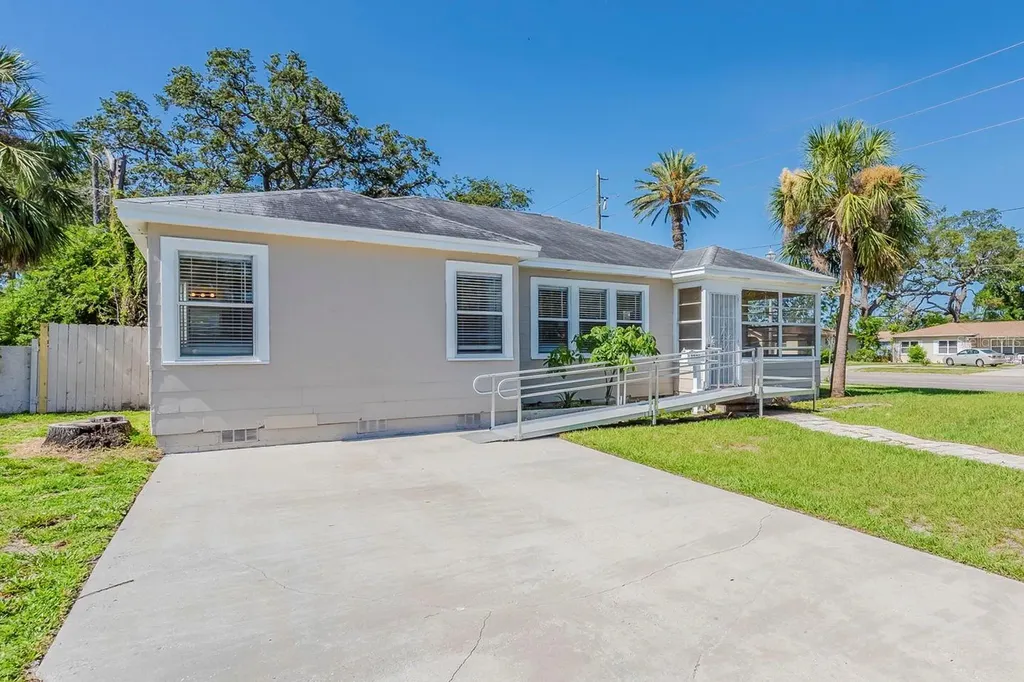 1524 13th Avenue S St Petersburg FL 33705