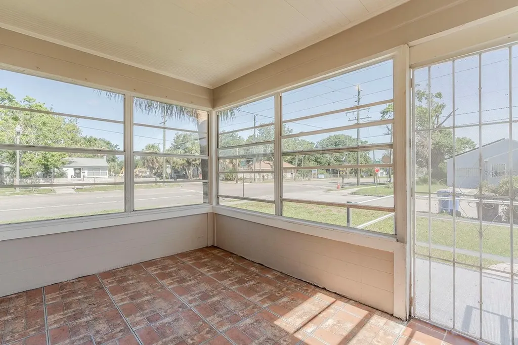 1524 13th Avenue S St Petersburg FL 33705