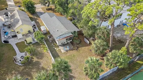 140 Avenida De La Isla Nokomis FL 34275