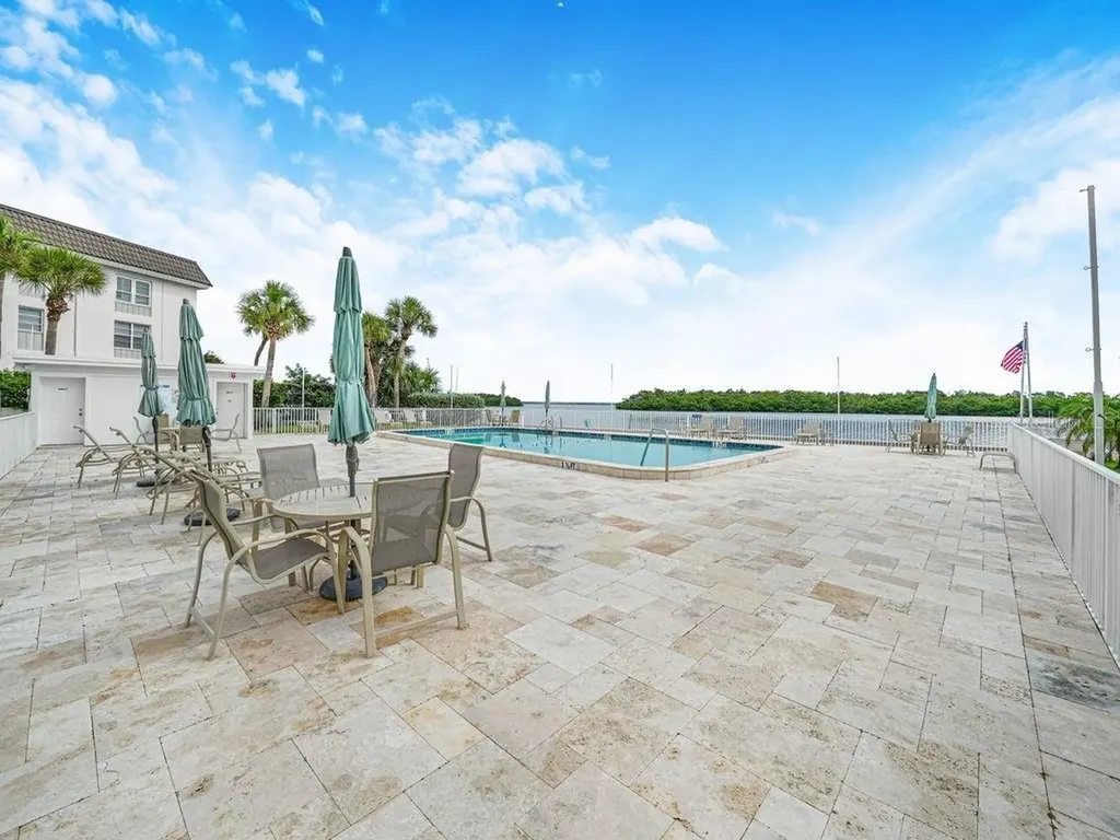549 Sutton Place Longboat Key FL 34228