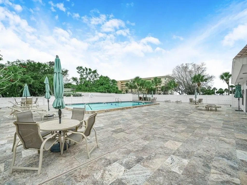 549 Sutton Place Longboat Key FL 34228