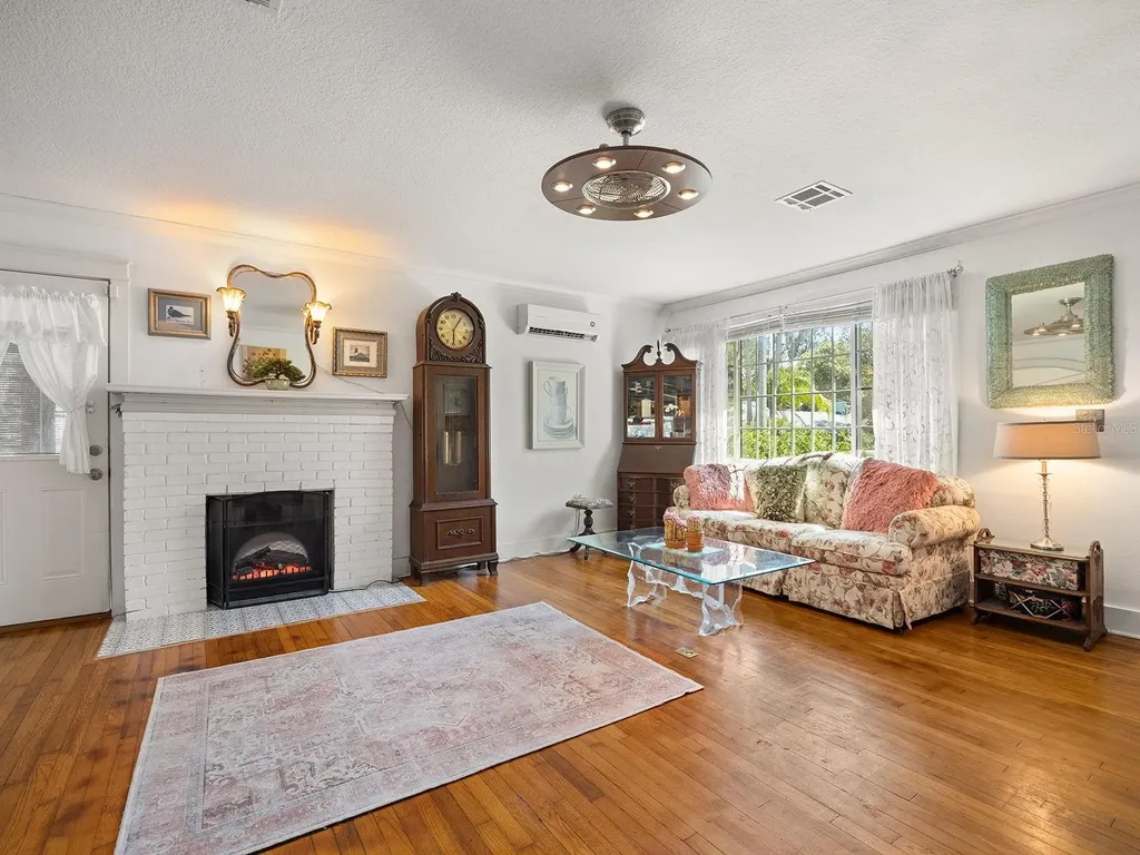 335 Simpson Mount Dora FL 32757