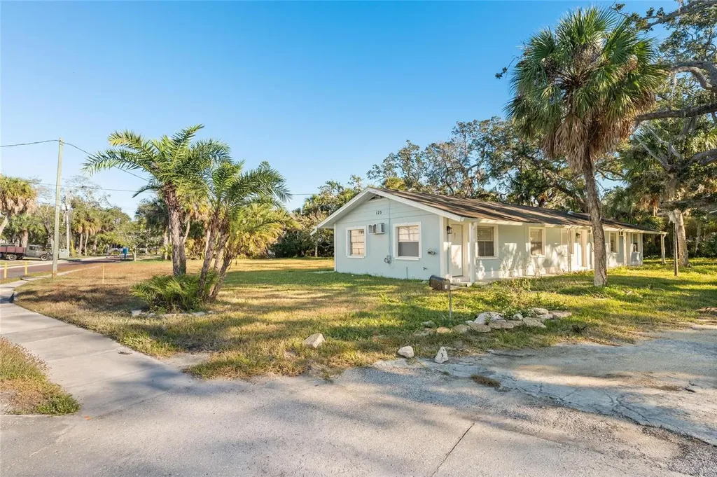 404 Canal Street Tarpon Springs FL 34689