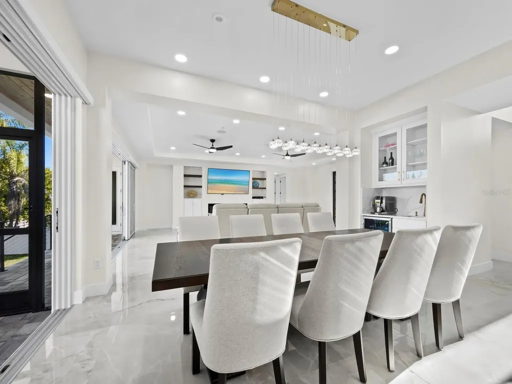 635 Jungle Queen Way Longboat Key FL 34228