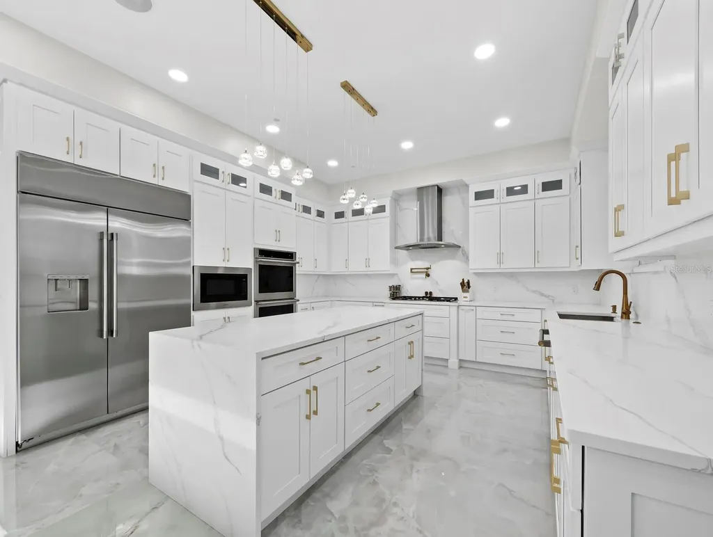 635 Jungle Queen Way Longboat Key FL 34228