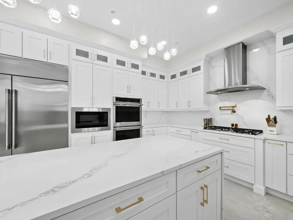 635 Jungle Queen Way Longboat Key FL 34228