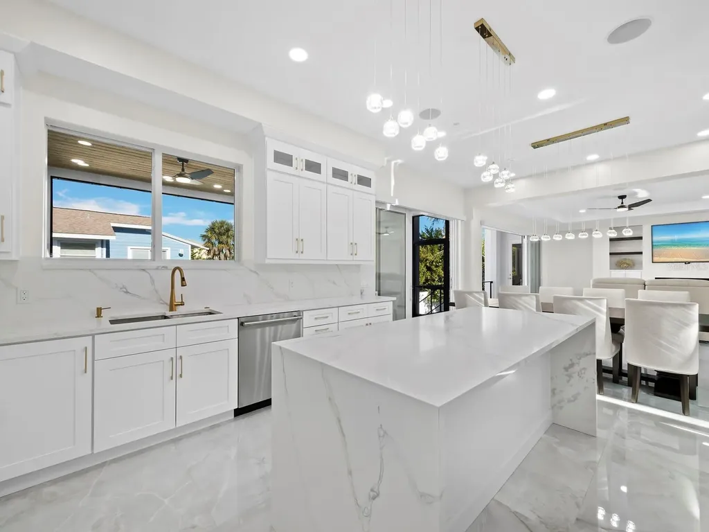 635 Jungle Queen Way Longboat Key FL 34228