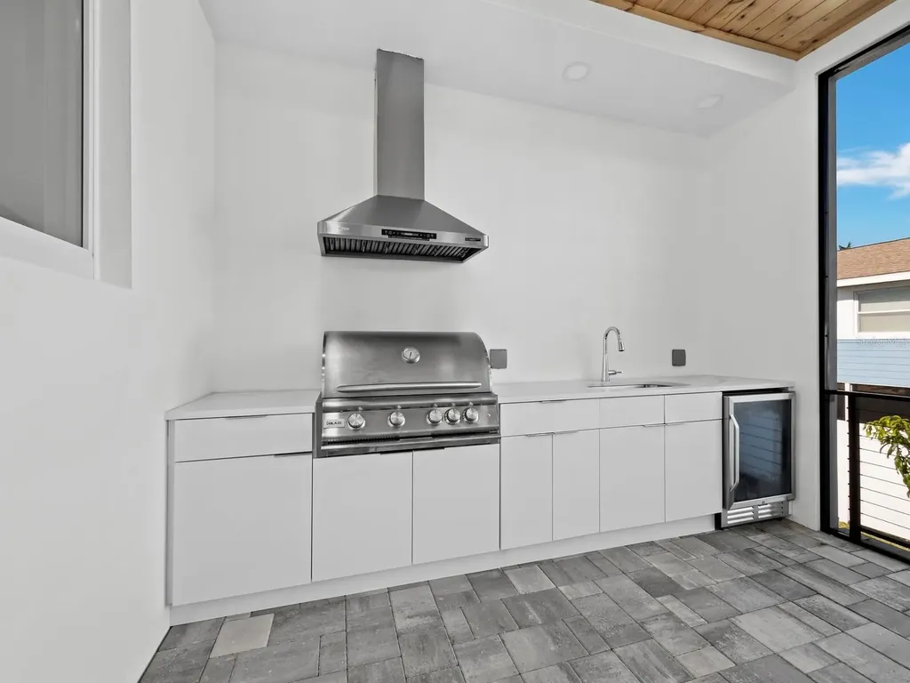 635 Jungle Queen Way Longboat Key FL 34228