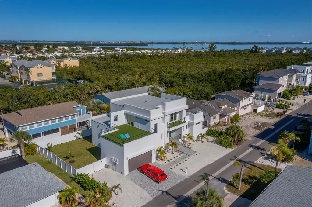 635 Jungle Queen Way Longboat Key FL 34228