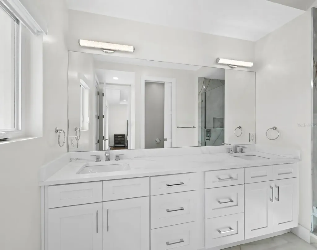 635 Jungle Queen Way Longboat Key FL 34228