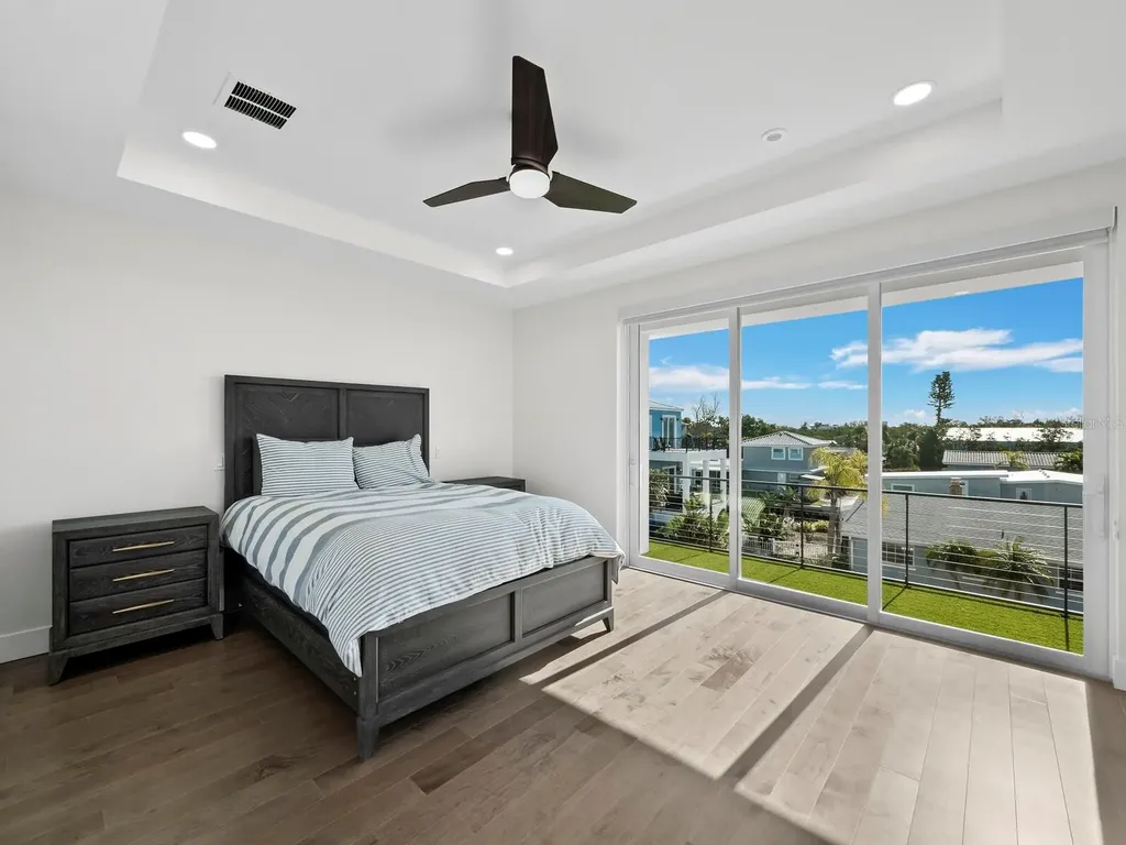 635 Jungle Queen Way Longboat Key FL 34228