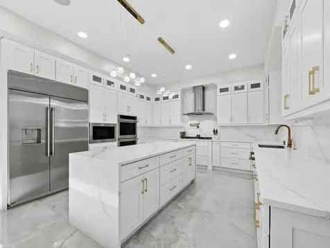 635 Jungle Queen Way Longboat Key FL 34228