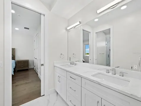 635 Jungle Queen Way Longboat Key FL 34228