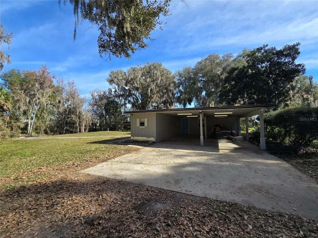 2346 Cr 401 Lake Panasoffkee FL 33538