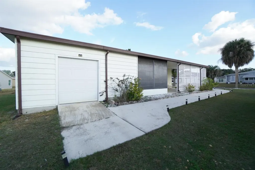 717 Royal Palm Avenue Lady Lake FL 32159