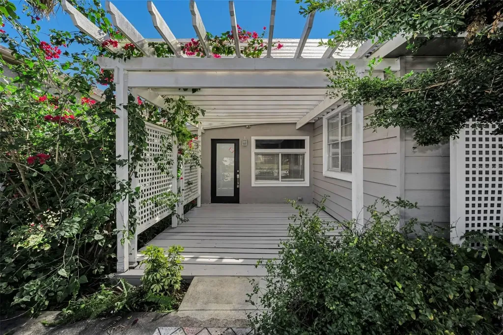 1122 E Oakwood Street Tarpon Springs FL 34689
