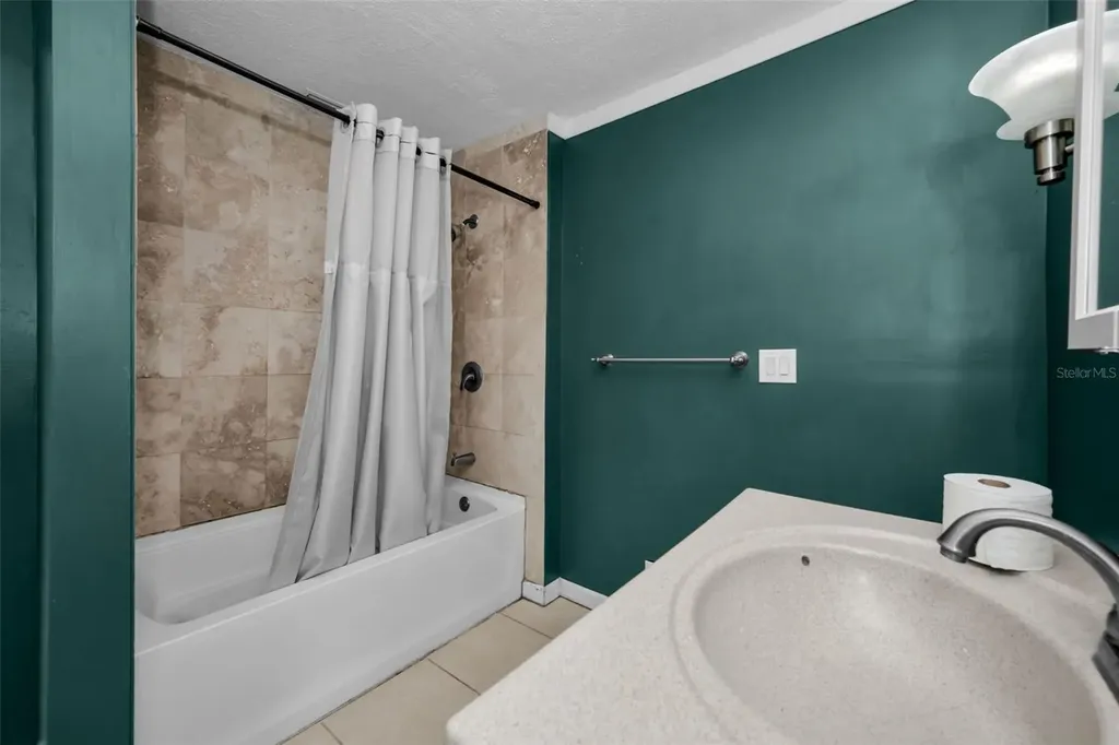 1122 E Oakwood Street Tarpon Springs FL 34689