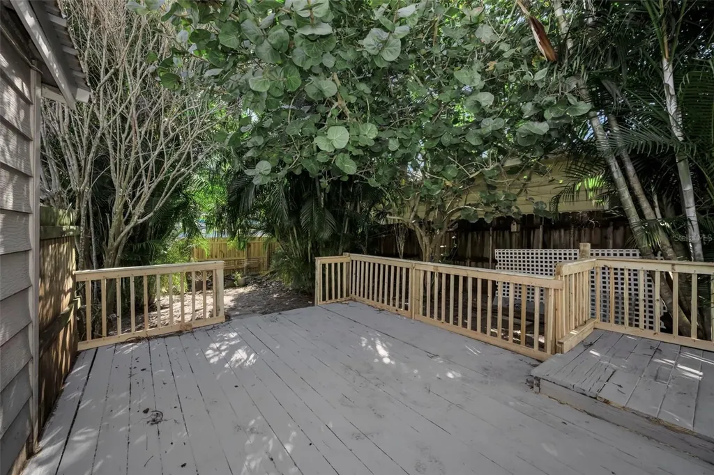 1122 E Oakwood Street Tarpon Springs FL 34689
