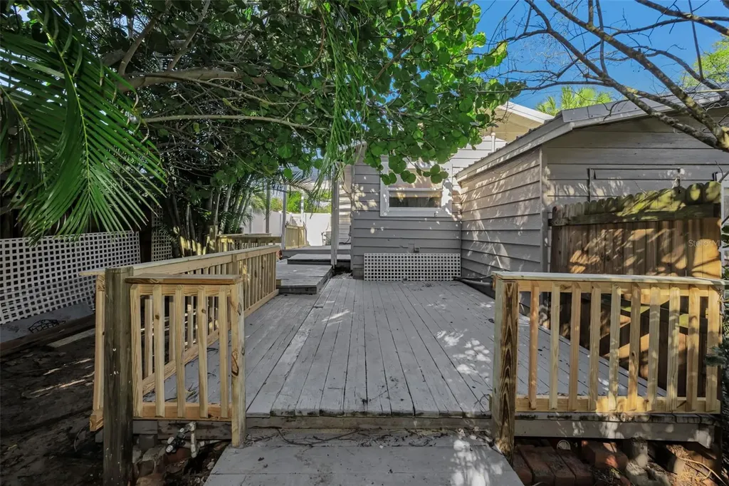 1122 E Oakwood Street Tarpon Springs FL 34689