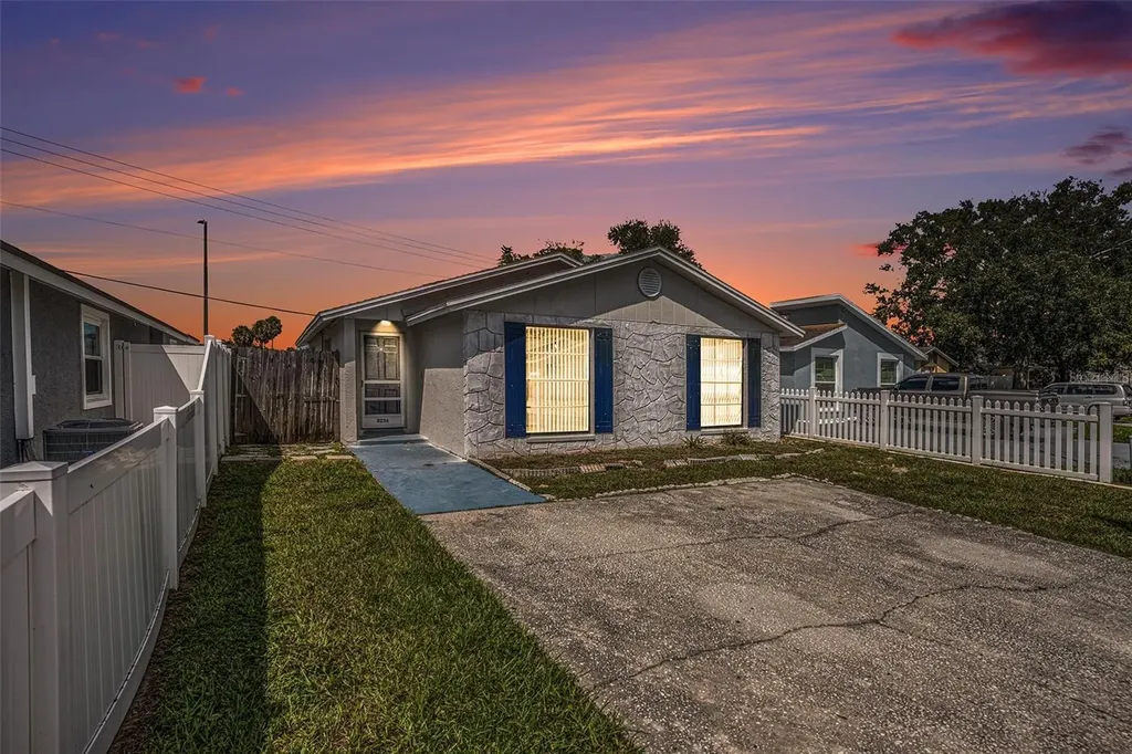 8234 Ravencroft Drive Tampa FL 33615