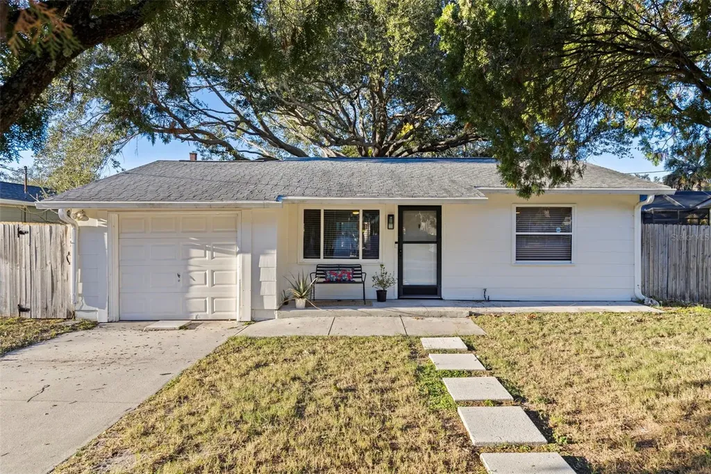129 NW Lincoln Circle N St Petersburg FL 33702