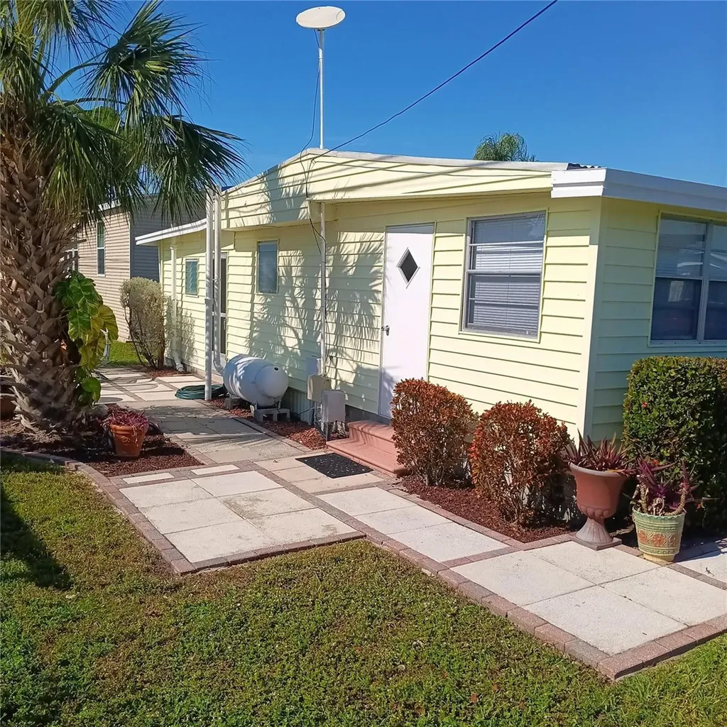 810 49th Avenue W Bradenton FL 34207