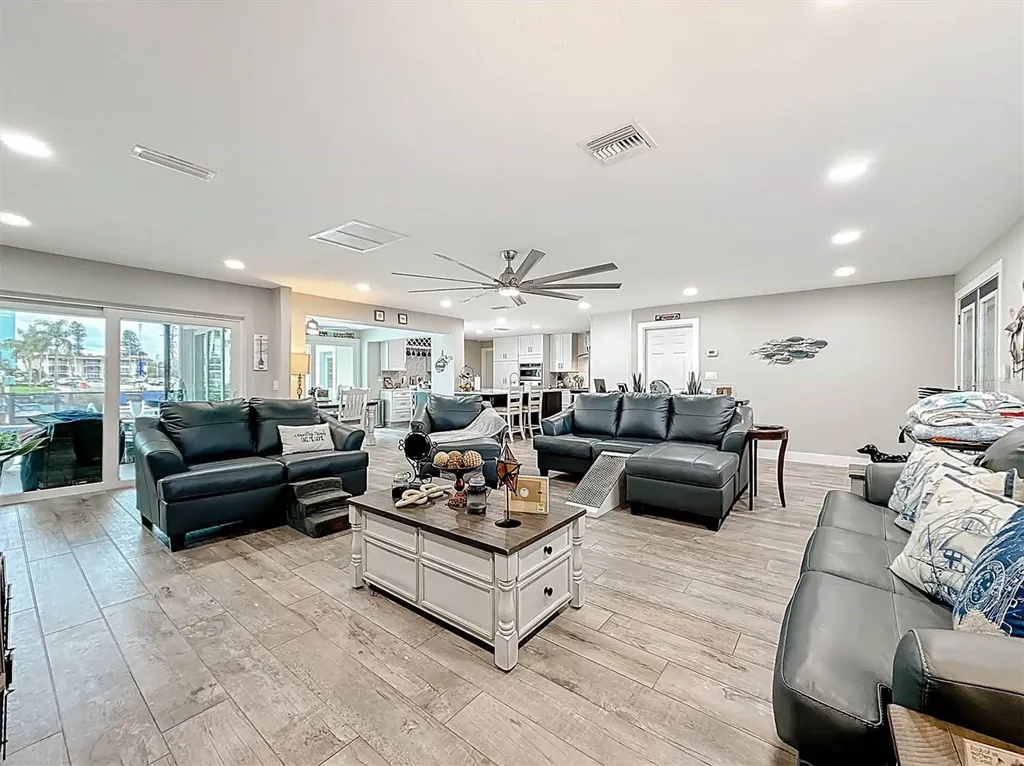 3828 48th Avenue S St Petersburg FL 33711