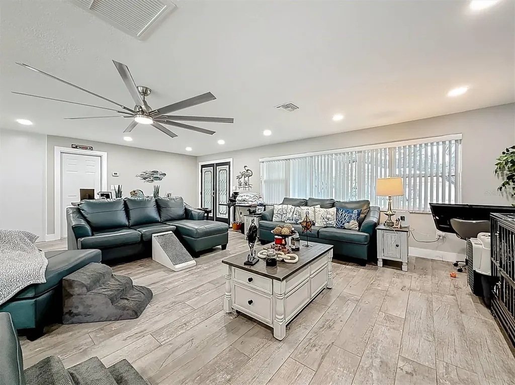 3828 48th Avenue S St Petersburg FL 33711
