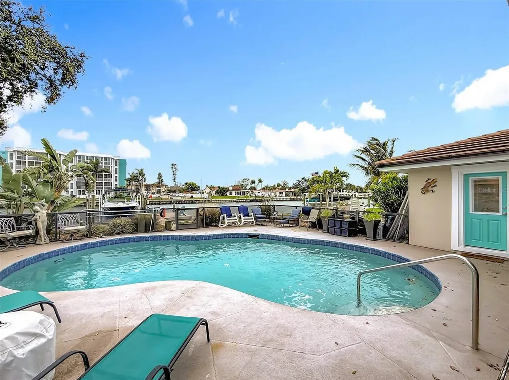 3828 48th Avenue S St Petersburg FL 33711