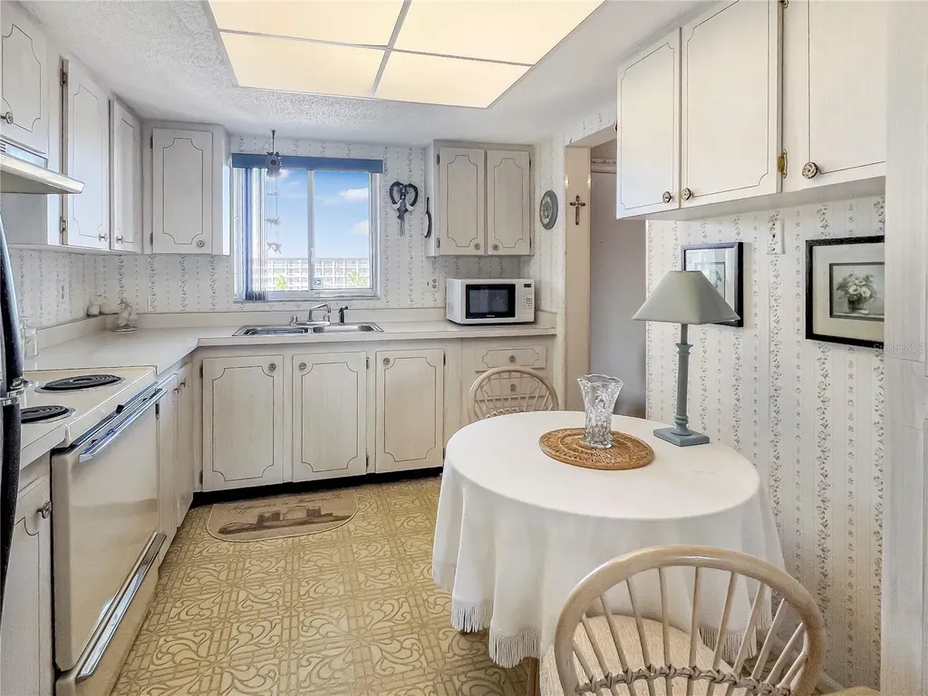 3424 Lake Bayshore Drive Bradenton FL 34205