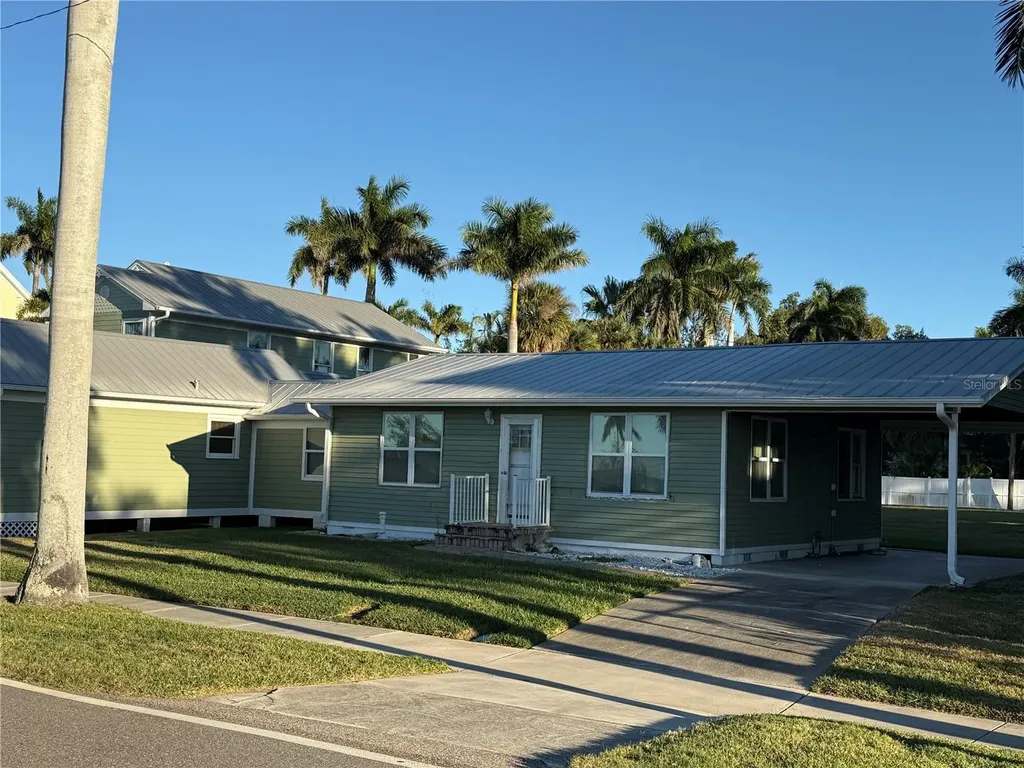 621 Or 625 W Retta Esplanade Punta Gorda FL 33950