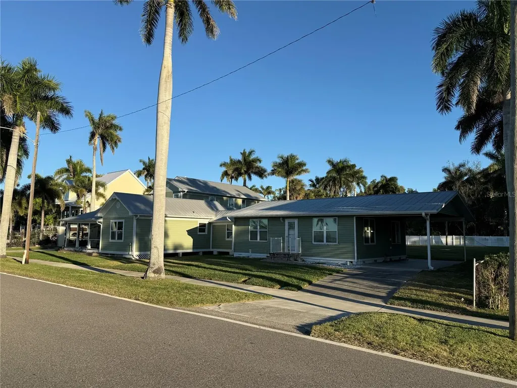 621 Or 625 W Retta Esplanade Punta Gorda FL 33950