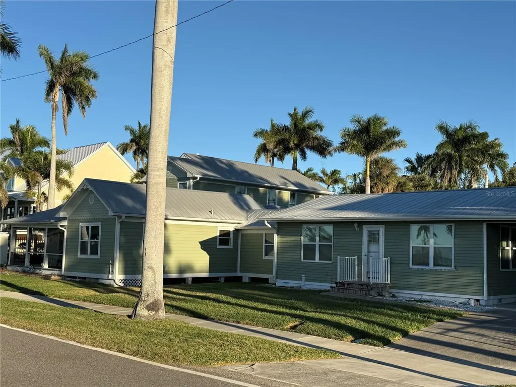 621 Or 625 W Retta Esplanade Punta Gorda FL 33950