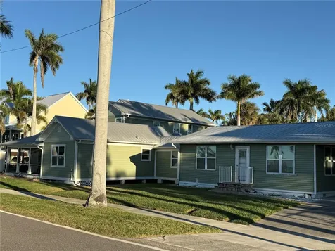 621 Or 625 W Retta Esplanade Punta Gorda FL 33950