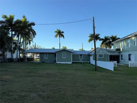 621 Or 625 W Retta Esplanade Punta Gorda FL 33950