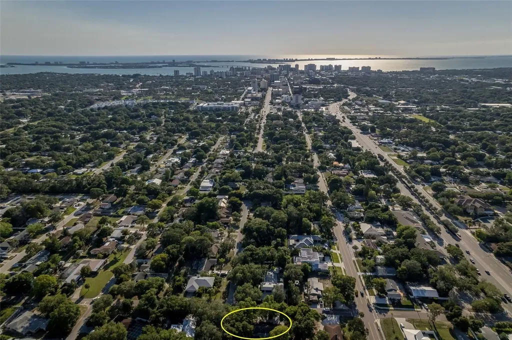95 S Briggs Avenue Sarasota FL 34237