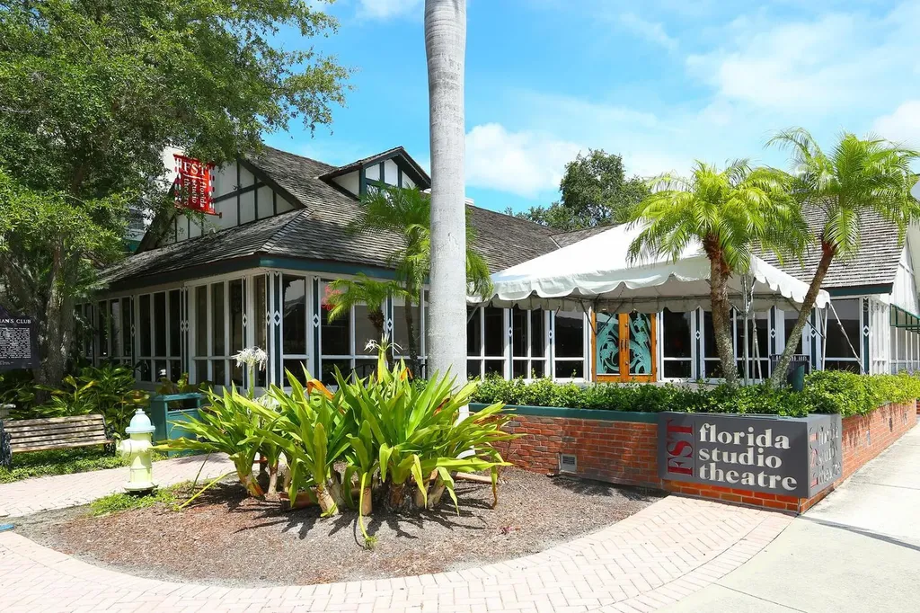 1064 N Tamiami Trail Sarasota FL 34236
