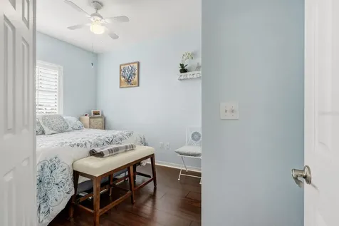 1064 N Tamiami Trail Sarasota FL 34236