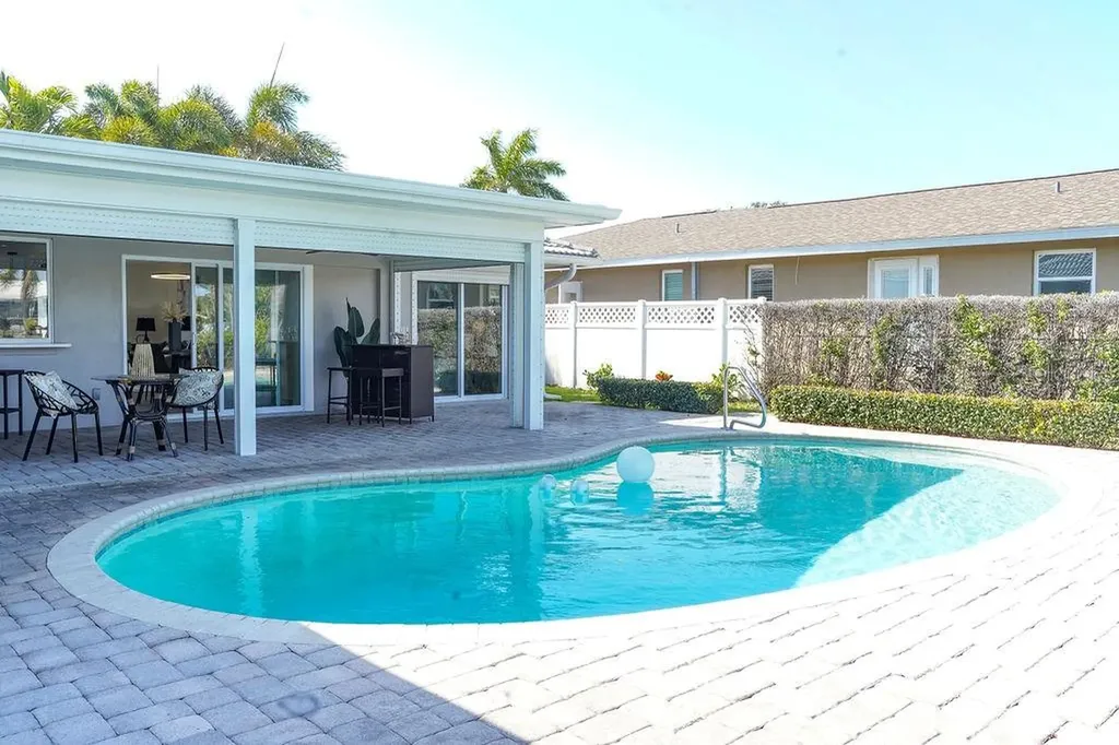 3807 48th Avenue S St Petersburg FL 33711