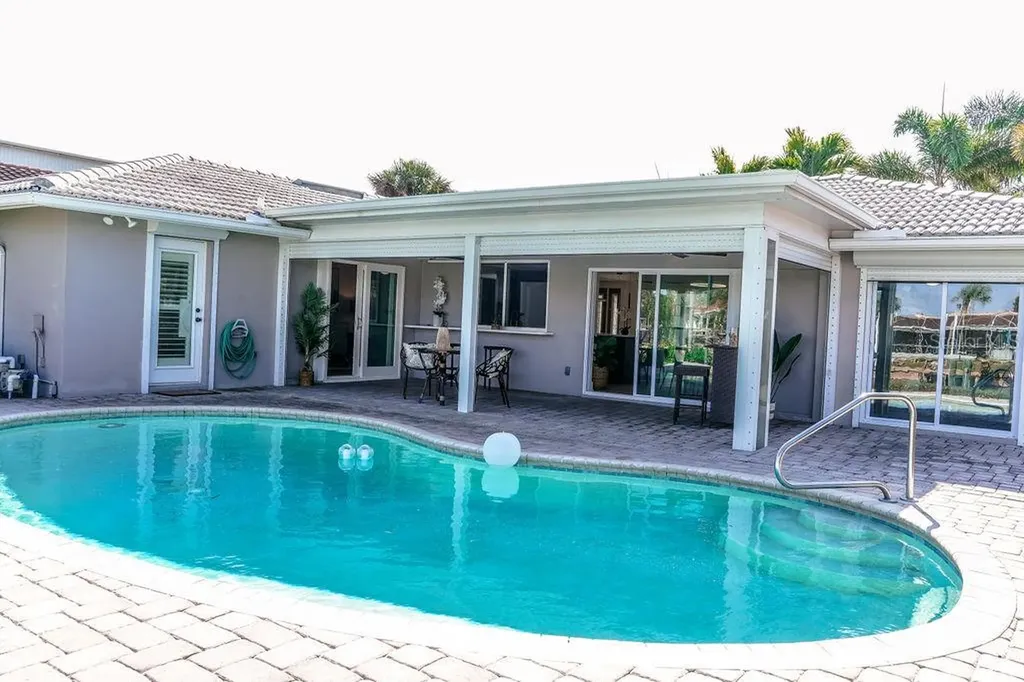 3807 48th Avenue S St Petersburg FL 33711