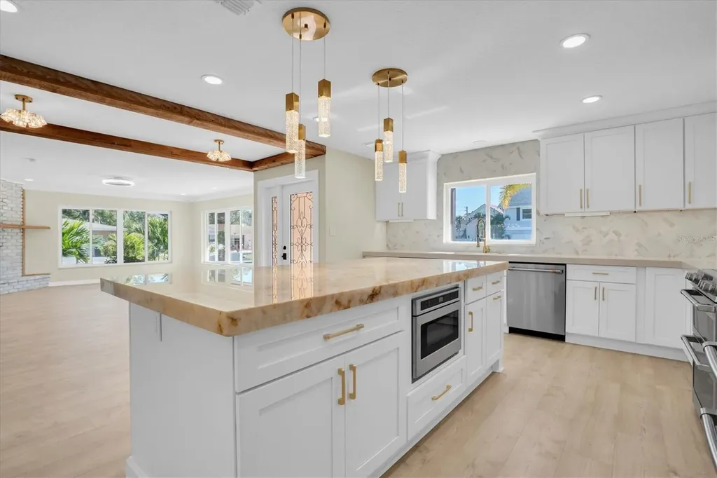 6400 Mockingbird Way S St Petersburg FL 33707