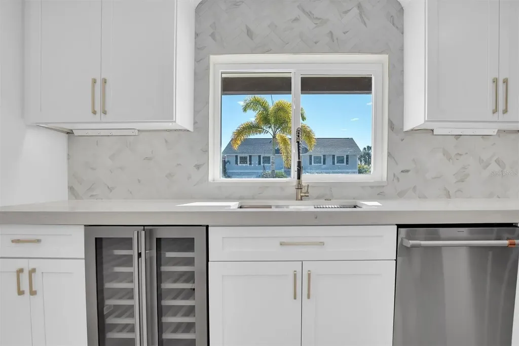 6400 Mockingbird Way S St Petersburg FL 33707