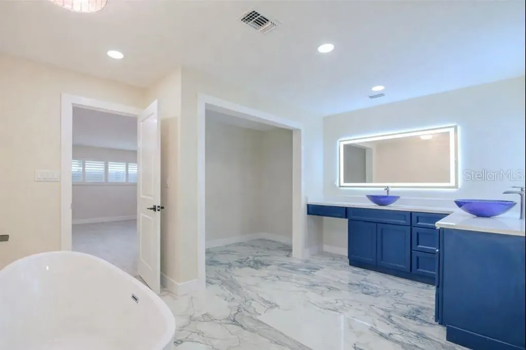6400 Mockingbird Way S St Petersburg FL 33707