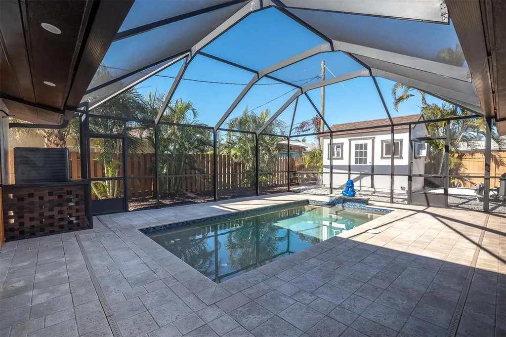 6400 Mockingbird Way S St Petersburg FL 33707