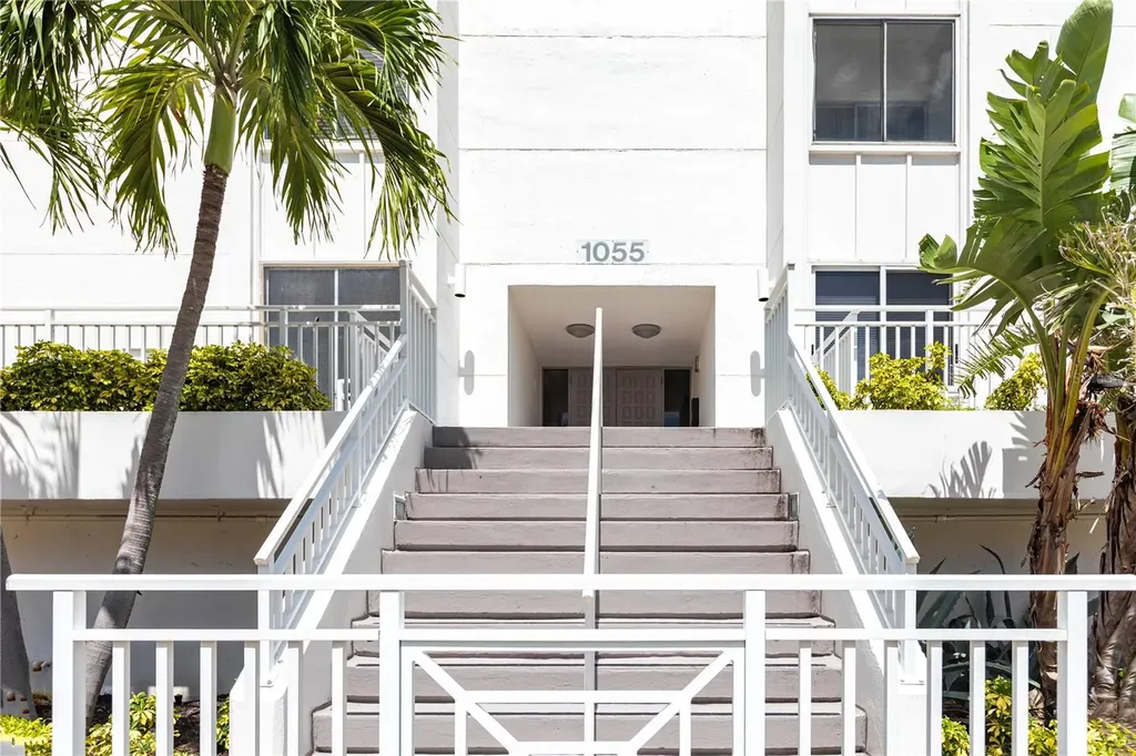 1055 W Peppertree Drive Sarasota FL 34242