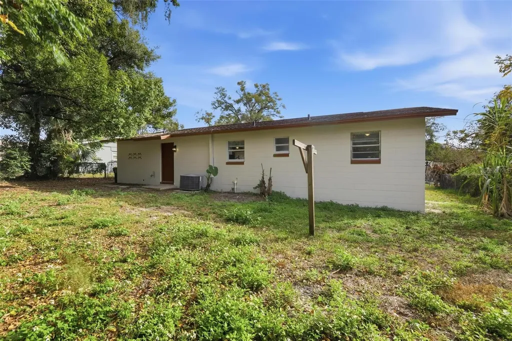 225 W Volusia Avenue Deland FL 32720