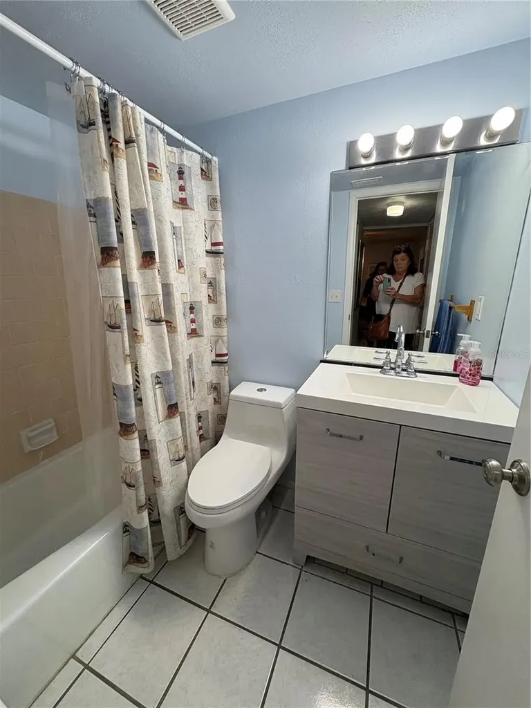 3064 Lake Bayshore Drive Bradenton FL 34205